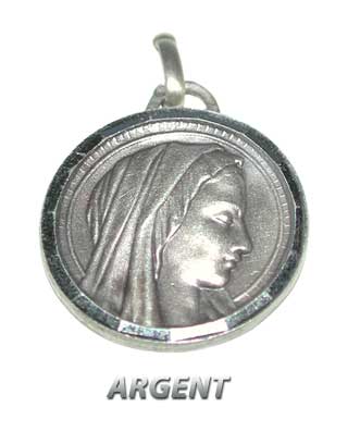 Pequea medalla de la Virgen Mara, baada en plata