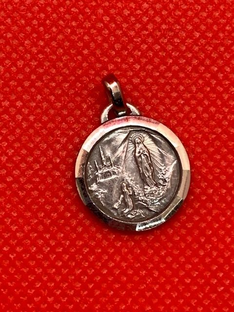 Pequeña medalla de plata de la aparición de la Virgen María