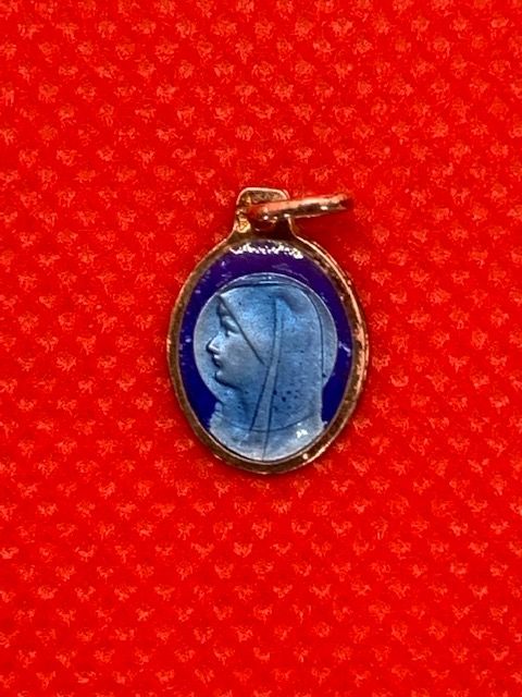 Pequeña medalla esmaltada de la Virgen María