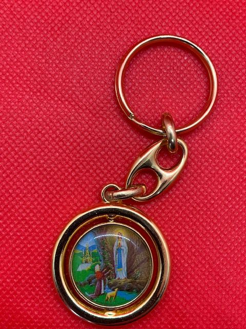 Golden keyring with the apparition on one side and St Christophe
