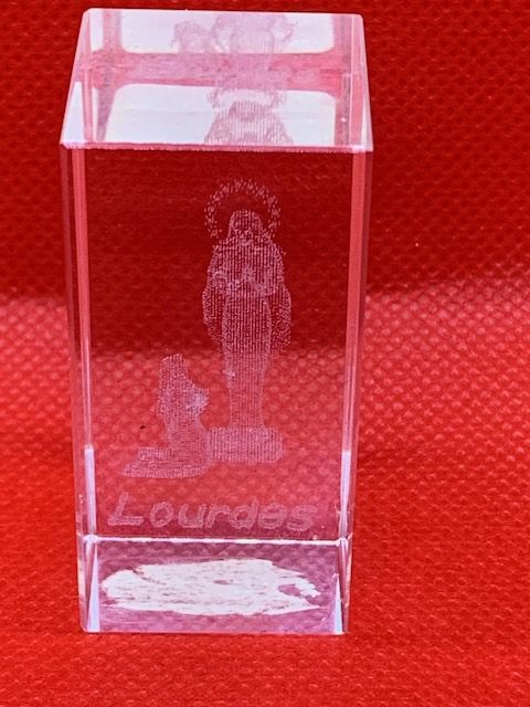 Souvenirs of Lourdes : glass block engraved with the apparition