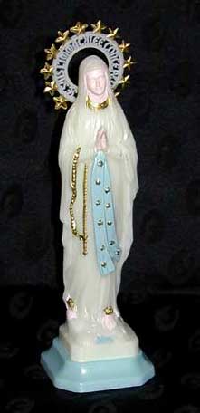 Estatua fosforescente de la Virgen María.